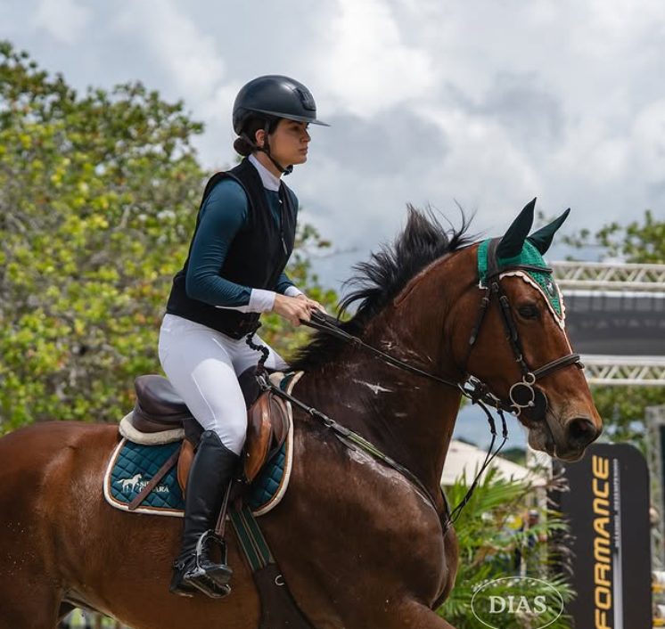 Cavaleira em pista de competição